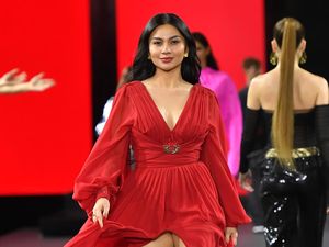 Cantiknya Ariel Tatum saat Bergaun Merah di Paris Fashion Week