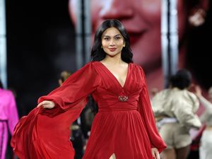7 Pesona Ariel Tatum di Catwalk Paris Fashion Week, Jalan Bareng Seleb Dunia