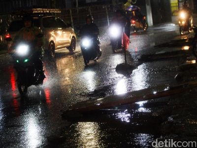 Awas Kecebur! Ada Proyek Got Mangkrak yang Tergenang di Pamulang