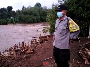 Dua Pemotor Hanyut saat Seberangi Jembatan di Tukad Yeh Ho Tabanan Dua Pemotor Hanyut saat Seberangi Jembatan di Tukad Yeh Ho Tabanan