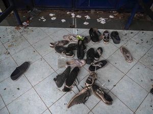 Sepatu Vs Gas Air Mata di Tragedi Kanjuruhan