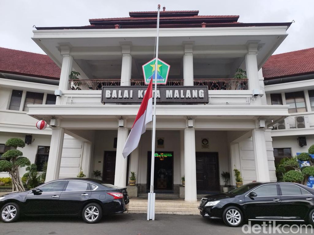 Malang Berduka atas Tragedi Kanjuruhan, Bendera Setengah Tiang Dikibarkan Malang Berduka atas Tragedi Kanjuruhan, Bendera Setengah Tiang Dikibarkan