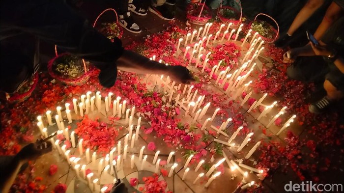Ribuan suporter Persebaya atau Bonek menggelar aksi solidaritas untuk korban Tragedi Kanjuruhan. Lautan lilin menyala di Jalan Pahlawan Surabaya, Senin (3/10/2022).