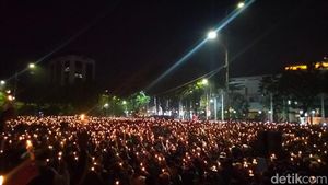 Malang Berduka, Lautan Lilin Menyala di Surabaya