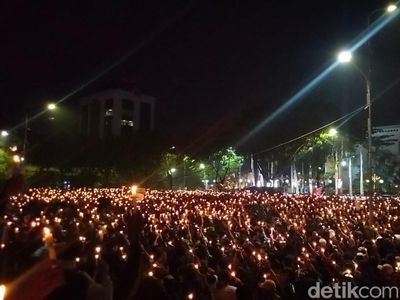 Malang Berduka, Lautan Lilin Menyala di Surabaya