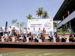 Brantas Abipraya Tabur 100.000 Bibit Ikan di Danau Archipelago TMII