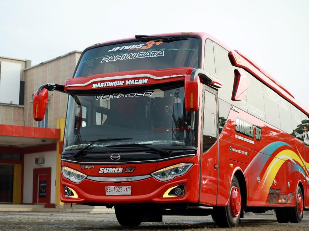 PO Sumex 97 Rilis Bus Baru, Kombinasikan Sasis Hino dan Bodi Adiputro