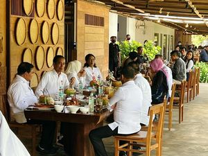 Cerita Pemilik Restoran di Saumlaki Dipercaya Goyang Lidah Jokowi Cerita Pemilik Restoran di Saumlaki Dipercaya Goyang Lidah Jokowi