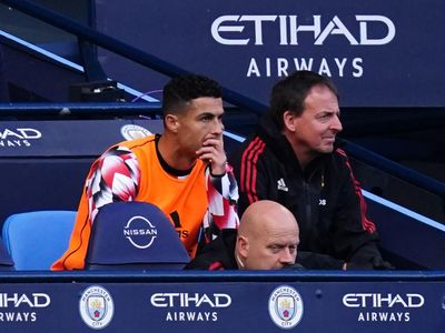 Foto Wajah Masam Cristiano Ronaldo dan Sir Alex Saat MU Keok