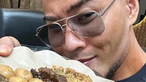 Momen Mukbang Deddy Corbuzier, Makan Puluhan Sate hingga Keripik Pedas
