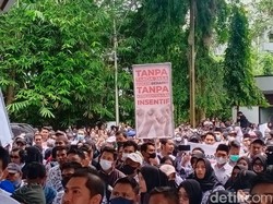 Massa Guru Geruduk Balai Kota Samarinda Tuntut Diberi TPP