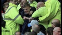 Meme ini bilang steward menahan fans MU agar jangan meninggalkan Stadion Etihad dan terus menyaksikan tim kesayangannya dipermalukan. Foto: dok. Twitter