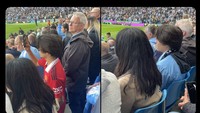 Fans MU di awal pertandingan, eh berubah mendukung City seiring jalannya laga. Foto: dok. Twitter