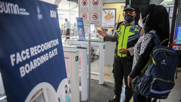 Petugas mengarahkan calon penumpang untuk memindai wajah sebelum memasuki peron Stasiun Bandung, Jawa Barat, Senin (3/10/2022). PT Kereta Api Indonesia (KAI) Persero melakukan uji coba fasilitas 