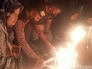 Suporter-Polisi Banjarnegara Nyalakan Lilin untuk Korban Tragedi Kanjuruhan