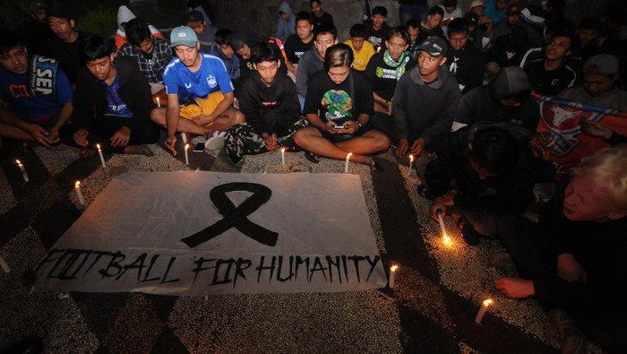 Peserta yang tergabung dalam Aliansi Suporter Boyolali melakukan aksi doa bersama di Simpang Lima Boyolali, Jawa Tengah, Minggu (2/10/2022). Aksi tersebut sebagai bentuk duka cita dan doa bersama untuk para korban jiwa pada kerusuhan di Stadion Kanjuruhan. ANTARA FOTO/Aloysius Jarot Nugroho/nym.