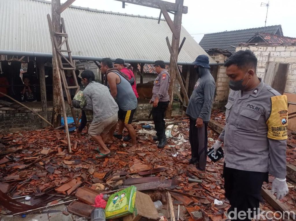 Dua Kuli Bangunan di Tuban Tewas Tersambar Petir Saat Bongkar Rumah