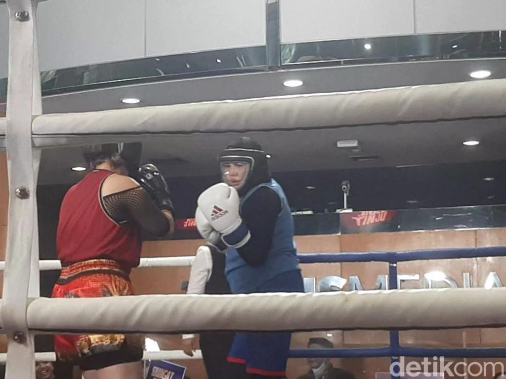 Hasil Tinju Seri, Elly Sugigi dan Irma Darmawangsa Berpelukan Hasil Tinju Seri, Elly Sugigi dan Irma Darmawangsa Berpelukan
