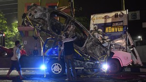 Mobil yang Rusak Akibat Tragedi Kanjuruhan Dievakuasi