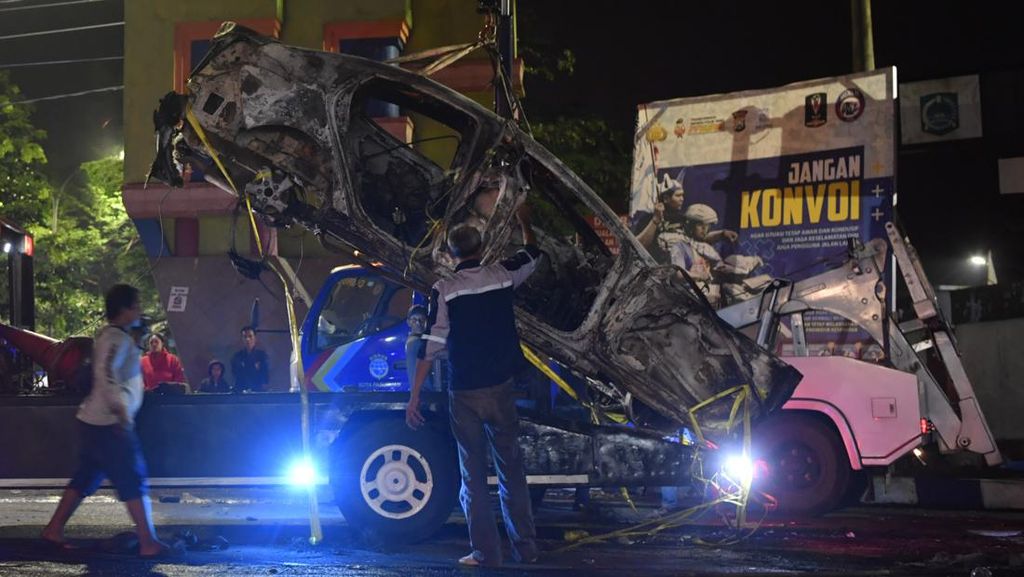 Mobil yang Rusak Akibat Tragedi Kanjuruhan Dievakuasi
