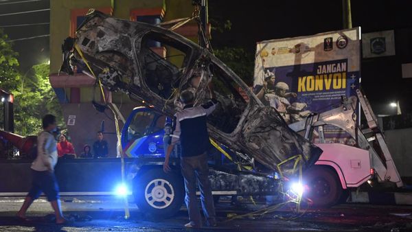 Mobil yang Rusak Akibat Tragedi Kanjuruhan Dievakuasi
