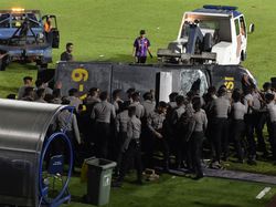 Aparat Bersenjata di Lapangan, Masalah Laten Sepakbola Indonesia
