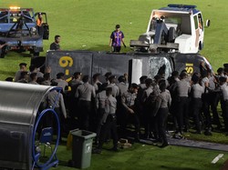 Aparat Bersenjata di Lapangan, Masalah Laten Sepakbola Indonesia