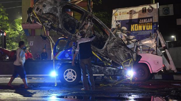 Petugas mengevakuasi mobil yang rusak akibat kerusuhan di Stadion Kanjuruhan, Malang, Jawa Timur, Minggu (2/10/2022). Kerusuhan yang terjadi di stadion tersebut menyebabkan 13 unit mobil rusak, 10 unit diantaranya mobil polisi dan tiga unit mobil pribadi. ANTARA FOTO/Zabur Karuru/nym.