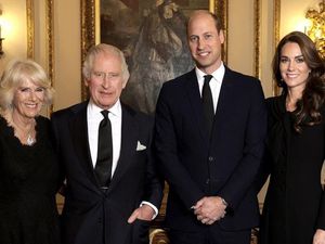 Foto Terbaru Keluarga Kerajaan Inggris, Kate Middleton Cantik Bergaun Hitam