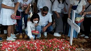 Gisel Bersimpuh Menangis di Pemakaman Ibunda Gading Marten