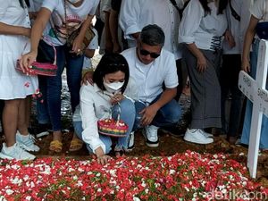 Gisel Bersimpuh Menangis di Pemakaman Ibunda Gading Marten Gisel Bersimpuh Menangis di Pemakaman Ibunda Gading Marten