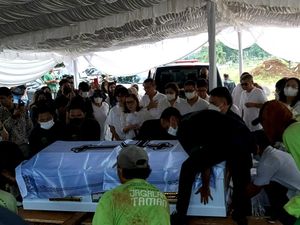 Proses Pemakaman Ibu Gading Marten Berlangsung Haru