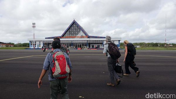 Geliat Bandar Udara Mathilda Batlayeri