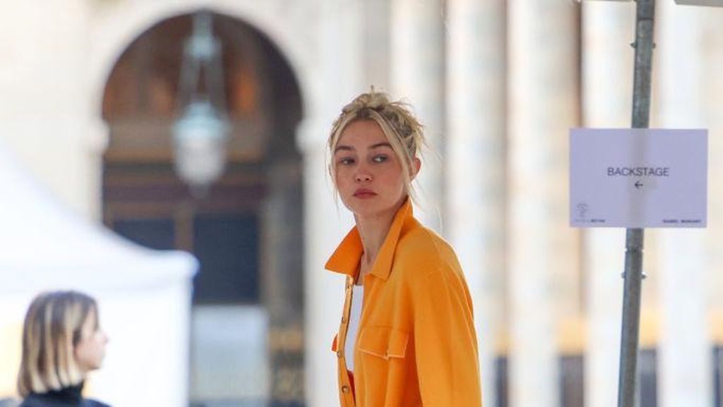 7 Gaya Gigi Hadid di Paris, Disebut Sehotel dengan Leonardo DiCaprio