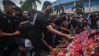 Pantauan detikJatim, penggawa Singo Edan datang ke Stadion Kanjuruhan, Senin (3/10/2022) siang. Hadir bersama mereka, Manajer Arema FC Ali Rifki. (Juni Kriswanto/AFP/Getty Images)