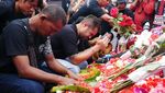 Isak Tangis Pemain Arema Saat Tabur Bunga di Stadion Kanjuruhan