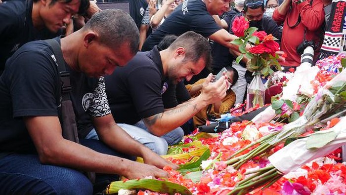 Pemain dan ofisial Arema FC melakukan tabur bunga disertai doa bersama di patung Singa Tegar yang berada di luar stadion. Tangis pecah saat itu, hampir semua tak kuasa menahan air mata.