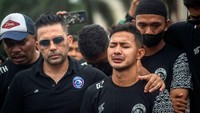 Pelatih Arema FC Javier Roca (kiri) menenangkan pemain Arema saat doa bersama. Roca berharap, peristiwa yang terjadi akan menjadi puncak bagi semua pihak untuk mulai dari nol. (Juni Kriswanto/AFP/Getty Images)