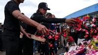 Kapten tim Johan Alfarizi (kiri) tampak emosional begitu menaburkan bunga di luar stadion Kanjuruhan. (Getty Images/Ulet Ifansasti)