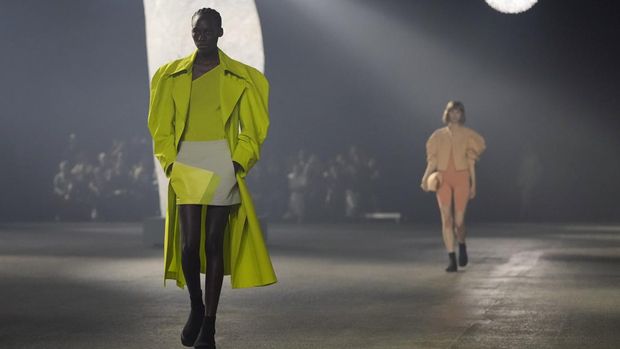 Models wear creations for the Issey Miyake ready-to-wear Spring/Summer 2023 fashion collection presented Friday, Sept. 30, 2022 in Paris. (AP Photo/Francois Mori)