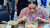 Nagita Slavina Mukbang Kue Balok hingga Es Cincau di Jajanrans Festival