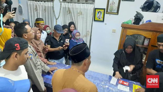 Jenazah korban KKB di Papua saat tiba di rumah duka di Makassar. (CNNIndonesia/Ilham)