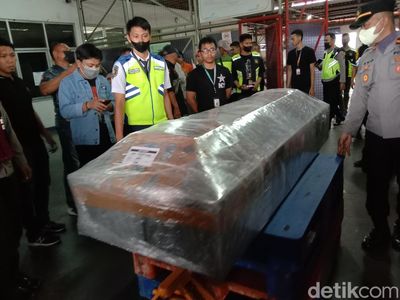 Potret Penyambutan-Pemakaman Jenazah Korban KKB Papua Barat di Sulut