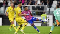 Alex Sandro dari Juventus ditantang oleh Joaquin Sosa. Sementara Bologna tertahan di posisi 17 dengan baru mengumpulkan enam poin. (Filippo Alfero/Juventus FC/Getty Images)