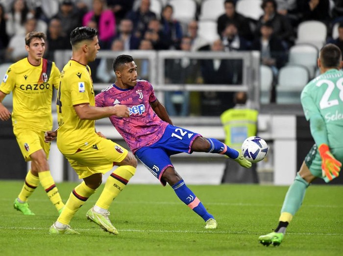 TURIN, ITALY - OCTOBER 02: Alex Sandro of Juventus is challenged by Joaquin Sosa of Bologna FC during the Serie A match between Juventus and Bologna FC at Allianz Stadium on October 02, 2022 in Turin, Italy. (Photo by Filippo Alfero - Juventus FC/Juventus FC via Getty Images)