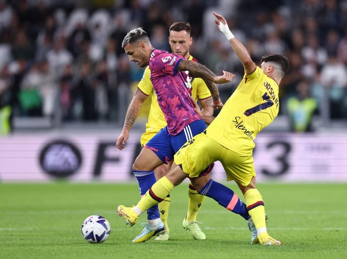 Juventus Akhiri Puasa Kemenangan Usai Kalahkan Bologna TURIN, ITALY - OCTOBER 02: Leando Paredes of Juventus FC and Riccardo Orsolini of Bologna Fc battle for the ball during the Serie A match between Juventus and Bologna FC at on October 2, 2022 in Turin, Italy. (Photo by Sportinfoto/DeFodi Images via Getty Images)