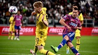 Pemain Juventus Arkadiusz Milik menembak tepat sasaran melewati gelandang Bologna Jerdy Schouten (kiri). Gol Milik pada menit ke-62 menutup kemenagan Juventus 3-0. (Marco Bertorello/AFP/Getty Images)