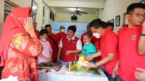 Kadin Berbagi Kepada Anak-anak Tuna Ganda