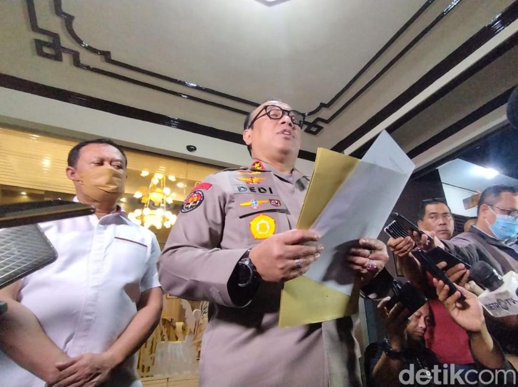 Selain Kapolres Malang, 9 Komandan Brimob Juga Dicopot Usai Tragedi Kanjuruhan Selain Kapolres Malang, 9 Komandan Brimob Juga Dicopot Usai Tragedi Kanjuruhan