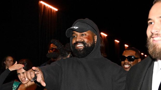 VILLEPINTE, FRANCE - OCTOBER 02: Kanye West attends the Balenciaga Womenswear Spring/Summer 2023 show as part of Paris Fashion Week on October 02, 2022 in Villepinte, France. (Photo by Anthony Ghnassia/Getty Images For Balenciaga)
